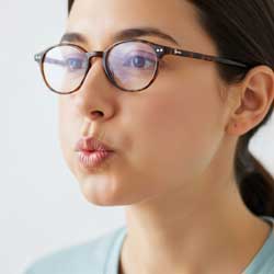 упражнение пурс-лип (выдох через сжатые губы) — демонстрация